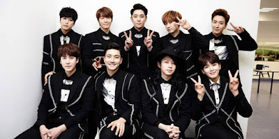   Biografi Super Junior      Super Junior, siapa yang tak kenal dengan boyband asal Korea Selatan ini. Boyband yang memiliki banyak penggemar terutama wanita, boyband asal Korea Selatan memulai debutnya pertama kali pada tanggal 6 November 2005 sebagai “Super Junior 05″ dengan 12 member. Super Junior "슈퍼 니어" , atau lebih dikenal dengan SJ atau SuJu 슈주 beranggotakan 13 orang yaitu Leeteuk, Heechul, Han Geng, Yesung, Kang-In, Shindong, Sungmin, Eunhyuk, Donghae, Siwon, Ryeowook, Kibum, dan Kyuhyun merupakan sebuah grup musik R&B yang booming di tahun 2011.   Album perdananya ialah SuperJunior05 (TWINS), dirilis pada tahun 2005, dan merupakan salah satu Boyband dengan jumlah anggota terbanyak di dunia. Sejak akhir 1990-an, agen bakat Korea dan label rekaman SM Entertainment telah mengadakan audisi tahunan untuk menemukan bakat-bakat baru yang melengkapi keberhasilan kelompok pop H.O.T, S.E.S, dan Shinhwa, yang semuanya diciptakan oleh pendiri SM, Soo-Man Lee, di pertengahan 1990-an. Leeteuk dan Eunhyuk adalah dua anggota pertama kelompok untuk direkrut pada tahun 2000 di bawah SM's Starlight Casting System di Seoul.  Pada tahun 2001, perusahaan pertama mereka di luar negeri mengadakan casting audisi dan menemukan Han Geng di Beijing, terpilih di antara tiga ribu pelamar. Pada tahun yang sama, Yesung ditemu