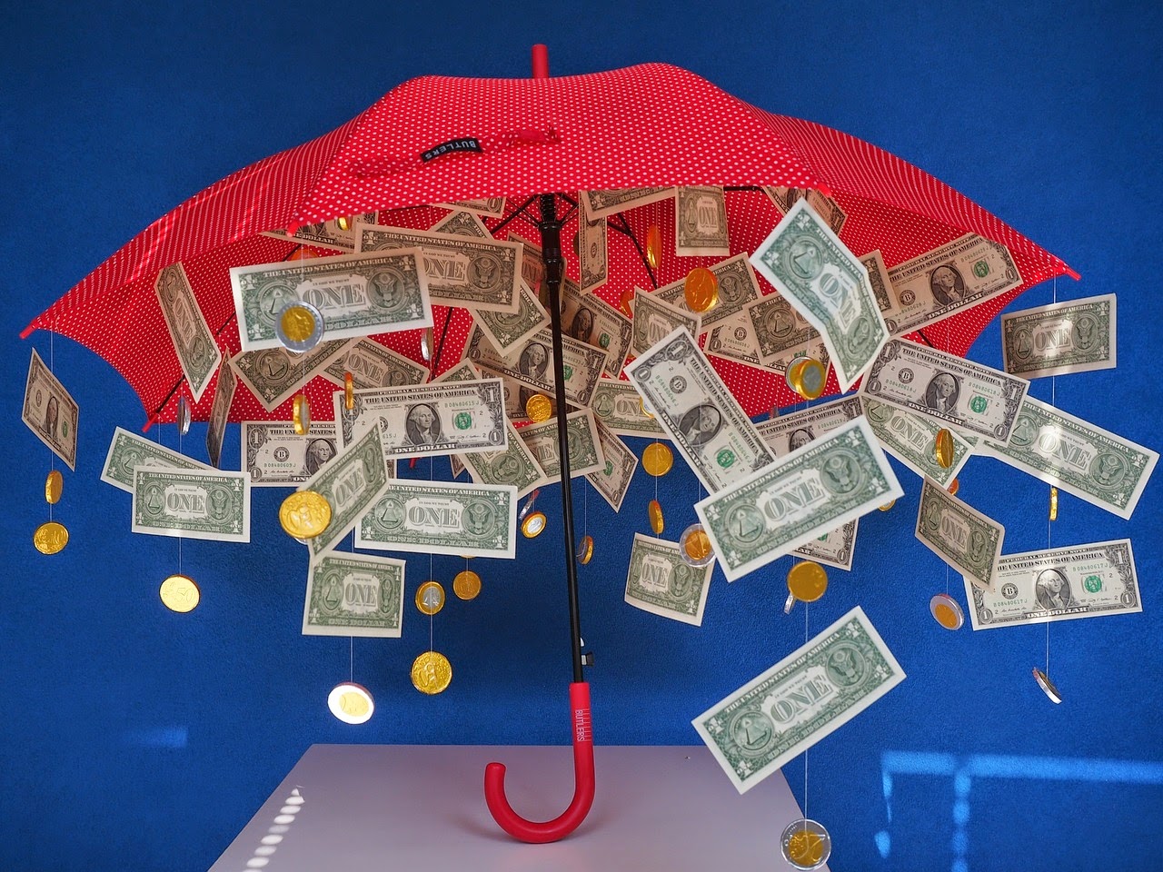 Paraguas y lluvia de dinero