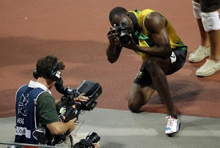 Usain Bolt tomando fotografía" title=