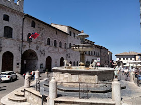 fontana dei tre leoni assisi