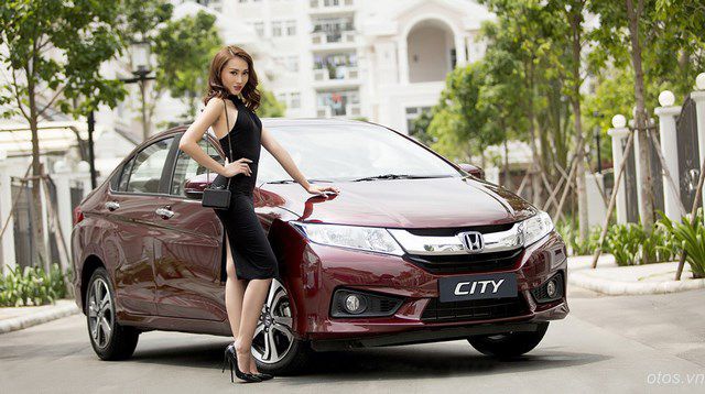 Siêu mẫu Khánh Ngọc gợi cảm bên xe oto Honda City 2016