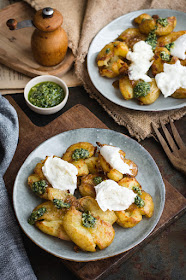 Smashed potatoes croustillantes, mozzarella et pesto