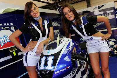 Yamaha Mugello 2011 girls, girl in garage working outfit, couple girl looking to camera when make picture shot, blue garage outfit