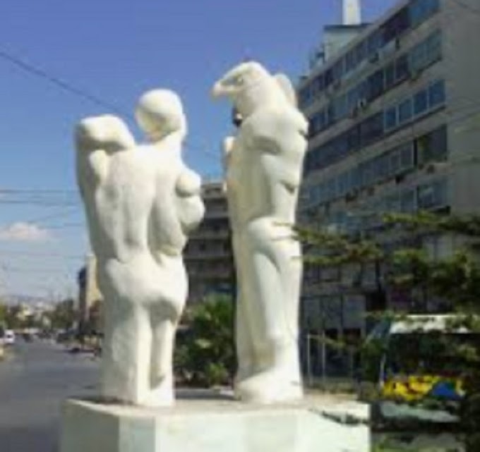 Αγάλματα εκτρώματα στην πλατεία Καραισκάκη.