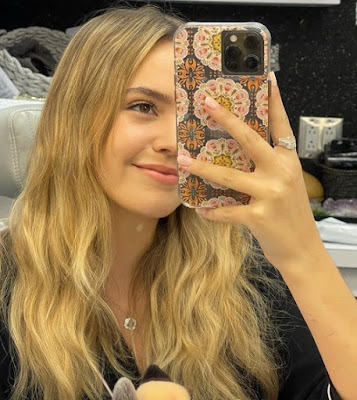 Bailee Madison Imogen PLL Original Sin behind-the-scenes makeup trailer selfie