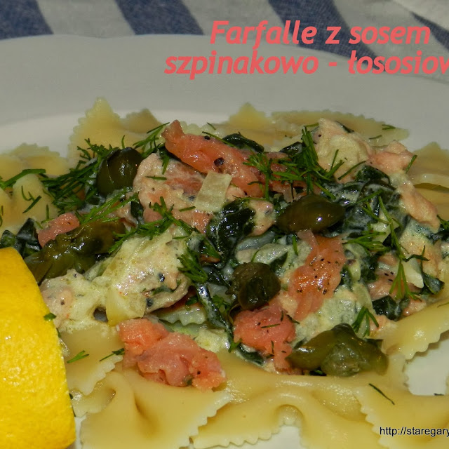 Farfalle z sosem szpinakowo - łososiowym