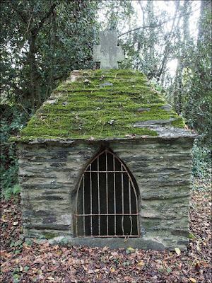 Puits de  la chapelle Saint Melaine, à La Chapelle de Brain