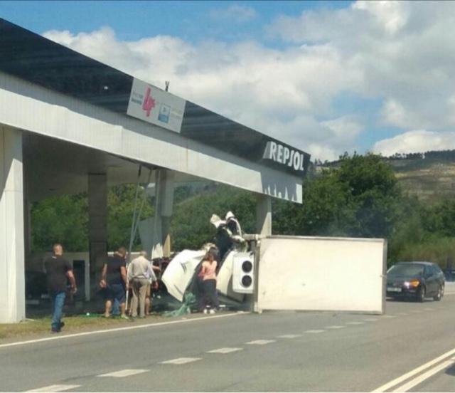 Accidente na gasolinera da PO-531 Portela Curro