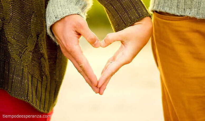 El verdadero amor en el matrimonio: es mucho más que el romanticismo El verdadero amor de pareja haciendo un corazón con la mano