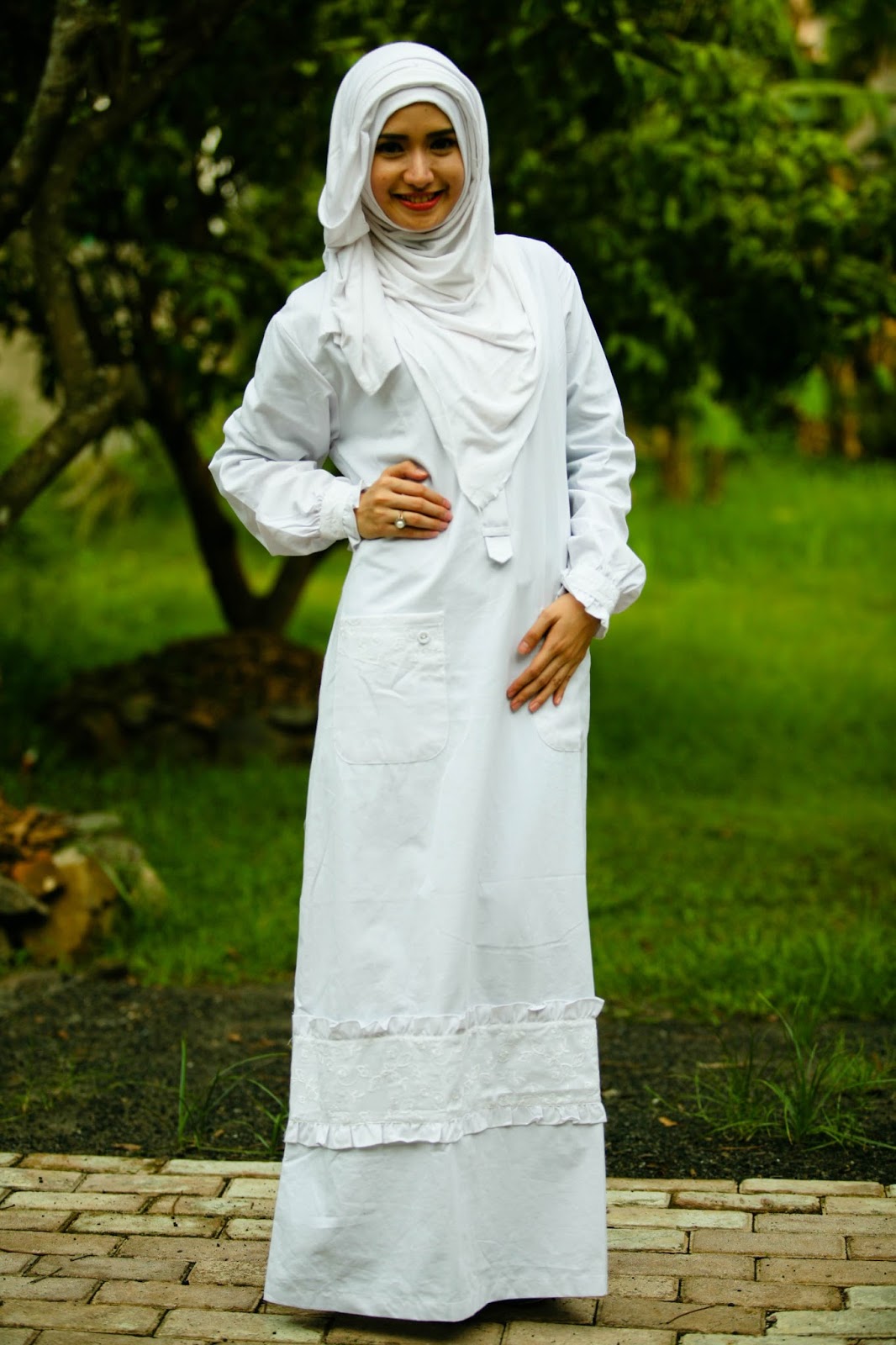 Model Baju Muslimah Lebaran Warna Putih Terbaru