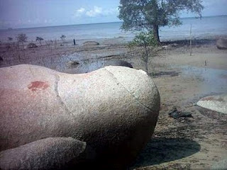 Batu kemaluan Pantai Kundur Paling Unik Dan Aneh Di Indonesia | gambar-yang.blogspot.com