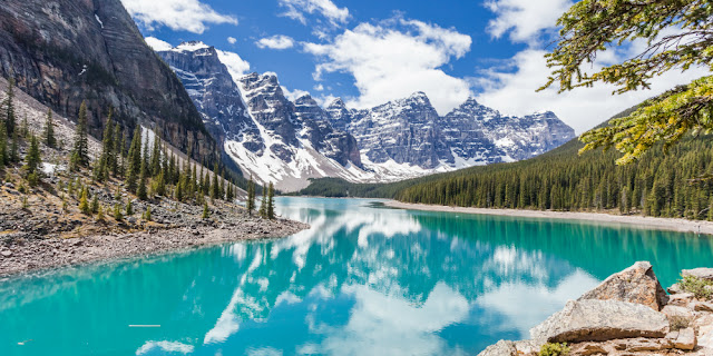 Toppen af the Rockpile ved Moraine Lake, 12 km fra Lake Louise i Banff National Park.