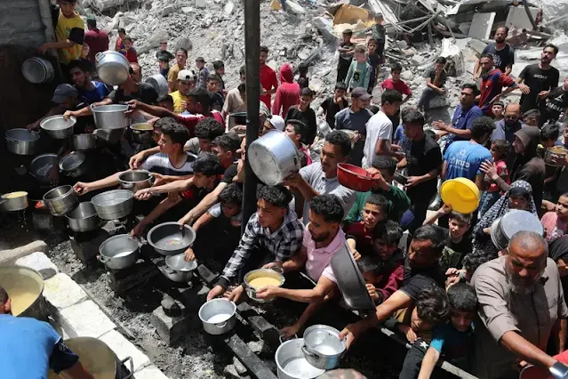 المساعدات إلى غزة  فيليب لازاريني والأونروا  خطة إسرائيل للمساعدات  المجاعة في غزة  معبر كرم أبو سالم  انتقادات الأمم المتحدة لإسرائيل  أزمة غزة الإنسانية  برنامج الأغذية العالمي غزة  توزيع المساعدات في الحروب  المعايير الإنسانية الدولية