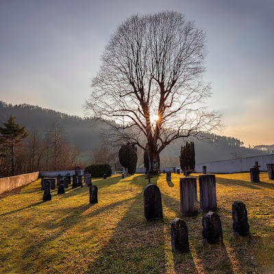 Abendstimmung auf dem kleinen Urnenfriedhof der Klinik Littenheid.