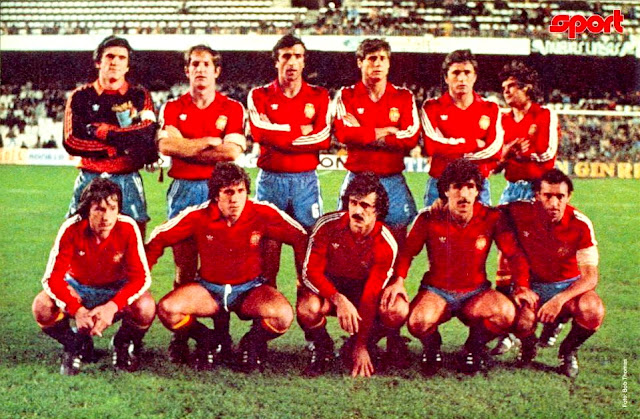 SELECCIÓN DE ESPAÑA. Temporada 1981-82. Arconada, Perico Alonso, Alexanco, Tendillo, Gordillo, Camacho. Saura, Víctor, Satrústegui, Zamora y Quini. SELECCIÓN DE ESPAÑA 2 SELECCIÓN DE BÉLGICA 0. 16/12/1981. Partido internacional amistoso. Valencia, España, estadio Luis Casanova. GOLES: 1-0: 7’, Satrústegui. 2-0: 87’, Satrústegui.