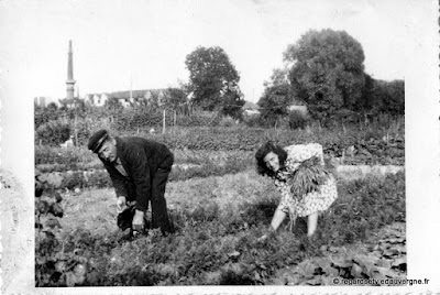 Photo de famille : couple et deux personnes.