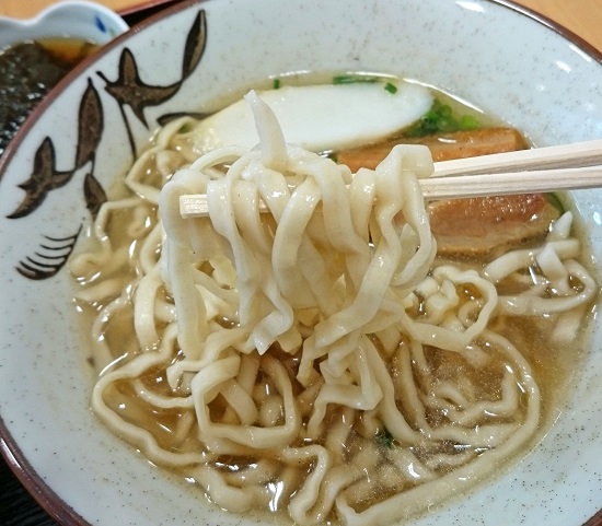 沖縄そばの麺の写真