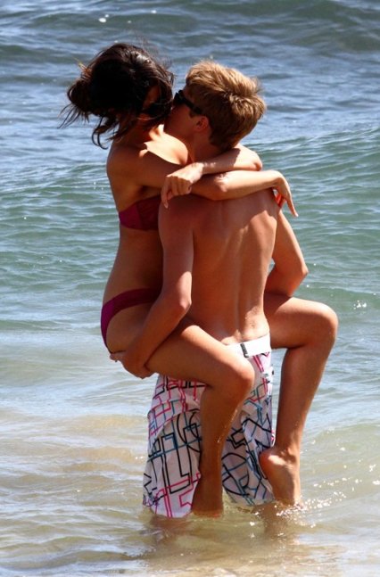 selena gomez and justin bieber beach kissing. Shirtless Justin Bieber Kisses