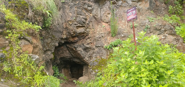 वैराटगडाचा मुख्य दरवाजा जवळील प्राचीन गुहा
