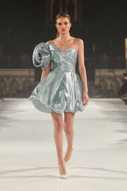 Défilé Fashion Week Haute Couture Fovari Printemps été 2023 robe