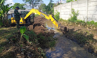 Kegiatan Pembersihan Sampah dan Normalisasi Oleh Satgas Citarum Harum Sektor 4 Wujud Kehadiran TNI di Tengah Masyarakat.