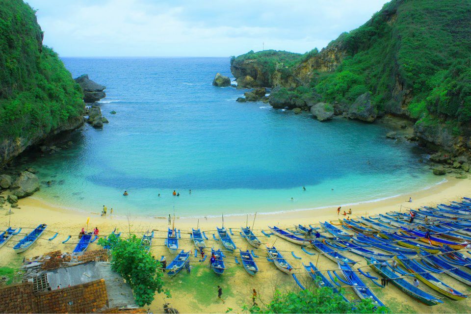 Ngrenehan Beach, Wonosari, Gunungkidul  Beautiful Holiday 