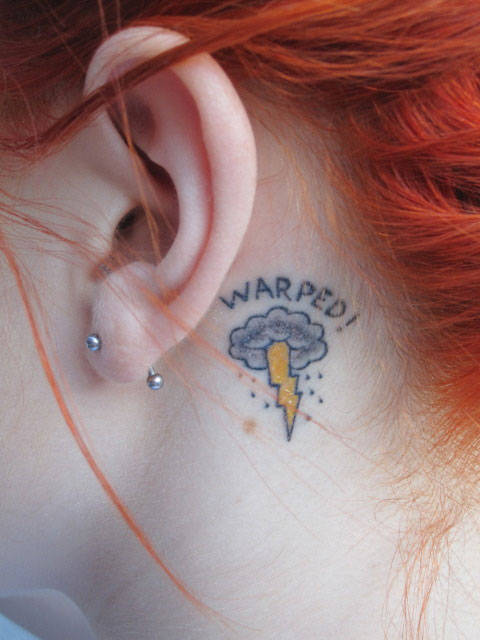 Hayley Williams's behind ear tattoo is freakin cool Oo