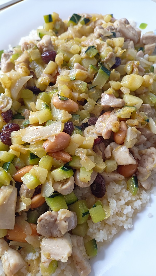 Pollo con bulgur de pasas y almendras