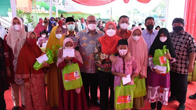 Eva Dwiana Serahkan Santunan dari Bank Syariah Bandar Lampung Kepada 100 Anak Yatim