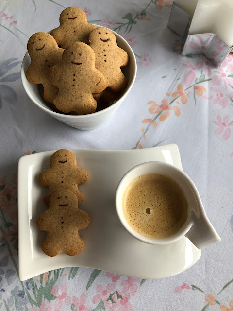 Tasse de café accompagnée des bonshommes en pain d'épices