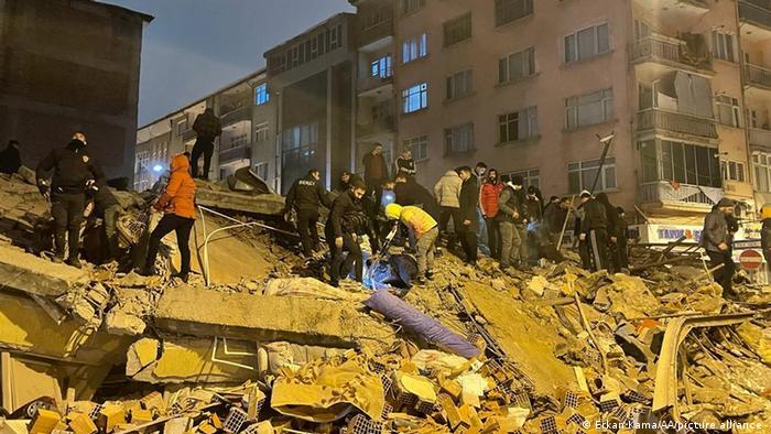 Más de 300 muertos por potente terremoto en Turquía y Siria