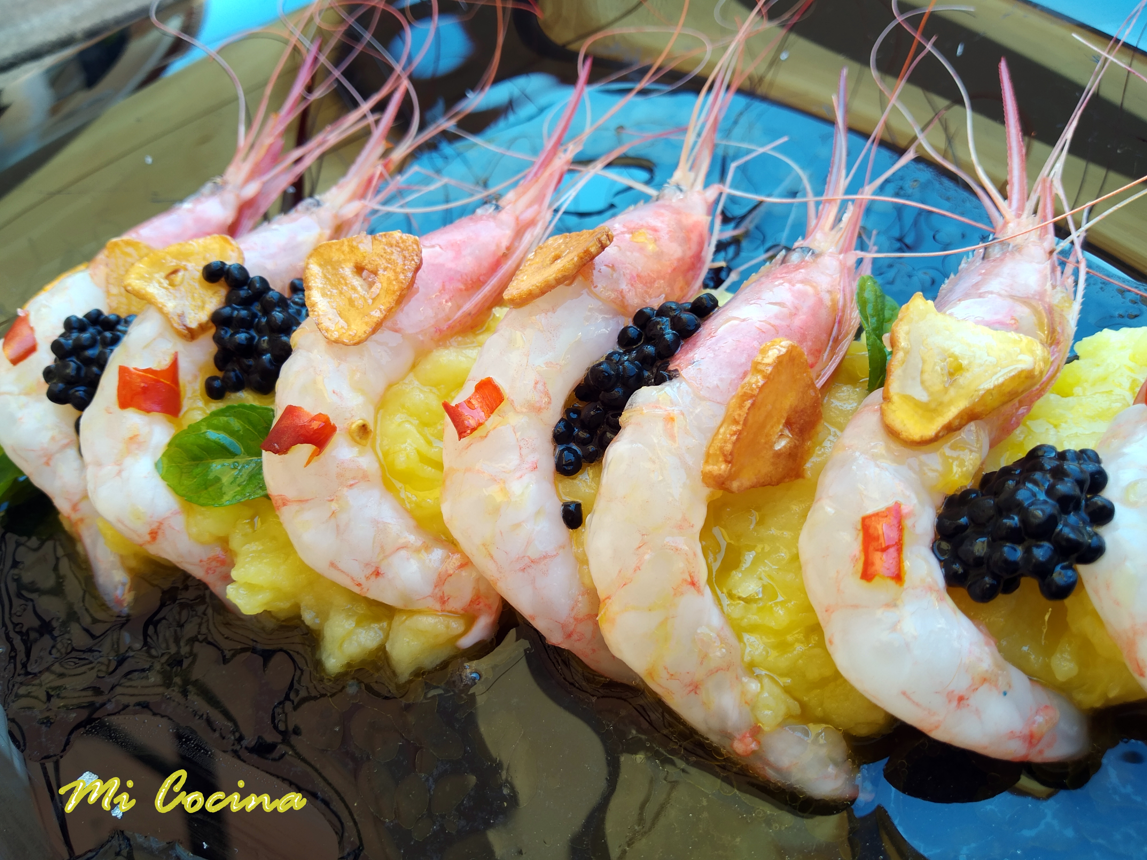 QUISQUILLAS DEL MAR DE ALBORÁN MARINADAS CON NARANJAS DEL GUADALHORCE Y ACEITE DE OLIVA VIRGEN EXTRA DE MONDRÓN SOBRE PURÉ DE PATATAS DE MÁLAGA