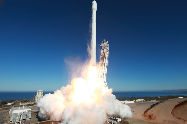 SpaceX Falcon 9 Lifting Off