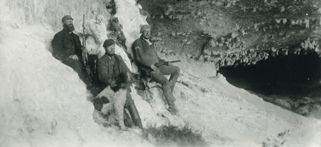 Hermann Eberhard en la cueva del Milodón el día del descubrimiento