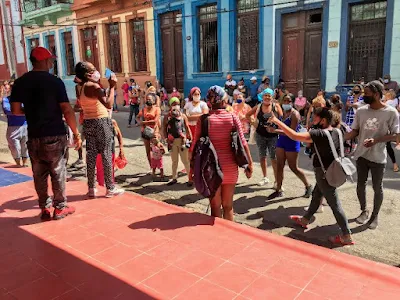 Comprar comida em Havana geralmente significa ficar em longas filas, que os cidadãos costumam organizar (Foto: Werner Holt)