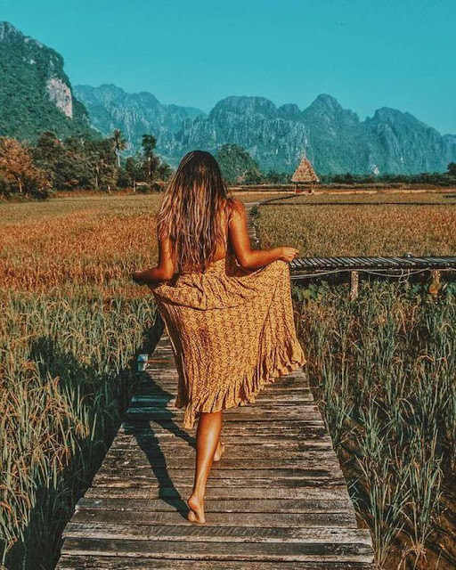  Khu nghỉ dưỡng ở Vang Vieng, tọa lạc trên đồng lúa với một dãy những biệt thự truyền thống mộc mạc mà cổ kính, sang trọng. Chắc chắn khi trông thấy khung cảnh 14 căn bungalow xinh xinh, mái rơm vàng nằm san sát nhau giữa ruộng đồng xanh mướt, ai cũng phải trầm trồ cho mà xem.