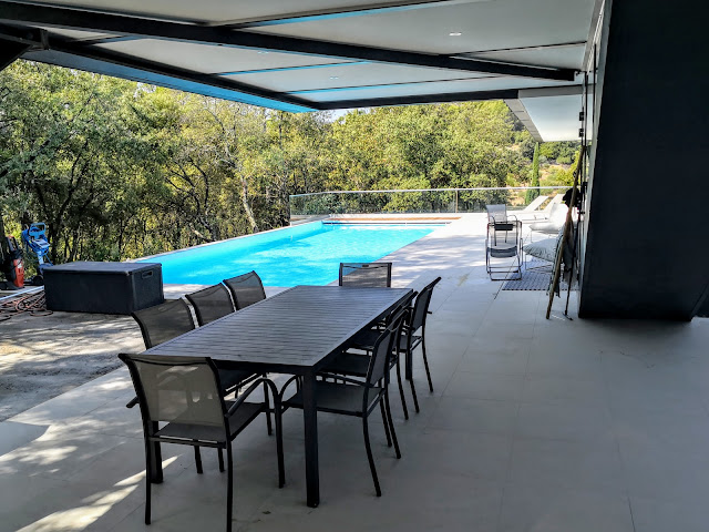 Terrasse de 150 m2, avec une partie couverte et une partie bain de soleil