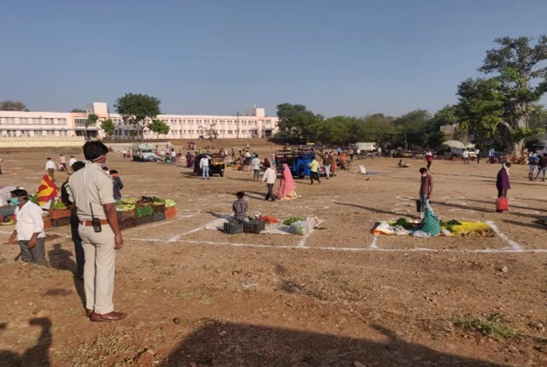 Jhabua Live News- आगामी ३ दिनों तक घरो से बाहर न निकले, जिला प्रशासन द्वारा की जा रही है बेहत कठोर कार्रवाई 