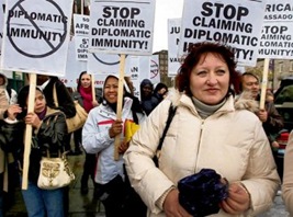 Valentyna Khristonsen e o Grupo de Ação dos Trabalhadores Domésticos protestam do lado de fora da embaixada sul-africana em Dublin