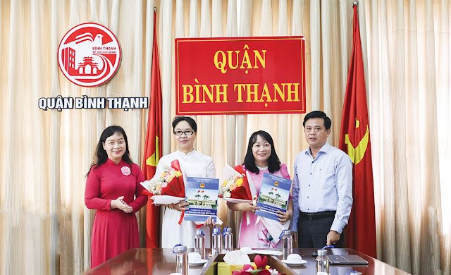 Đồng chí Thái Thị Hồng Nga và đồng chí Trần Anh Kiệt  trao quyết định, tặng hoa chúc mừng các đồng chí  nhận quyết định điều động, bổ nhiệm. (Ảnh: AH)