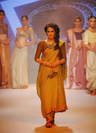 Sagarika Ghatge Walk  for Ganjam Show at the IIJW 2014