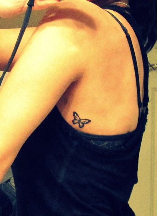 Pequena Borboleta no Lado da Tatuagem