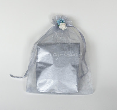 Bolsa de organza para regalo con papel de seda en el mismo color y flores