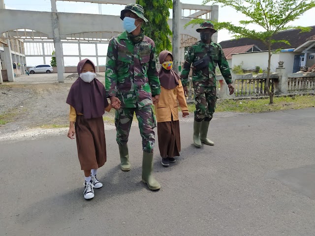 Jalin komunikasi, anggota Satgas TMMD Reg 112 Kodim 0726/Sukoharjo, bangun kedekatan dengan anak-anak.