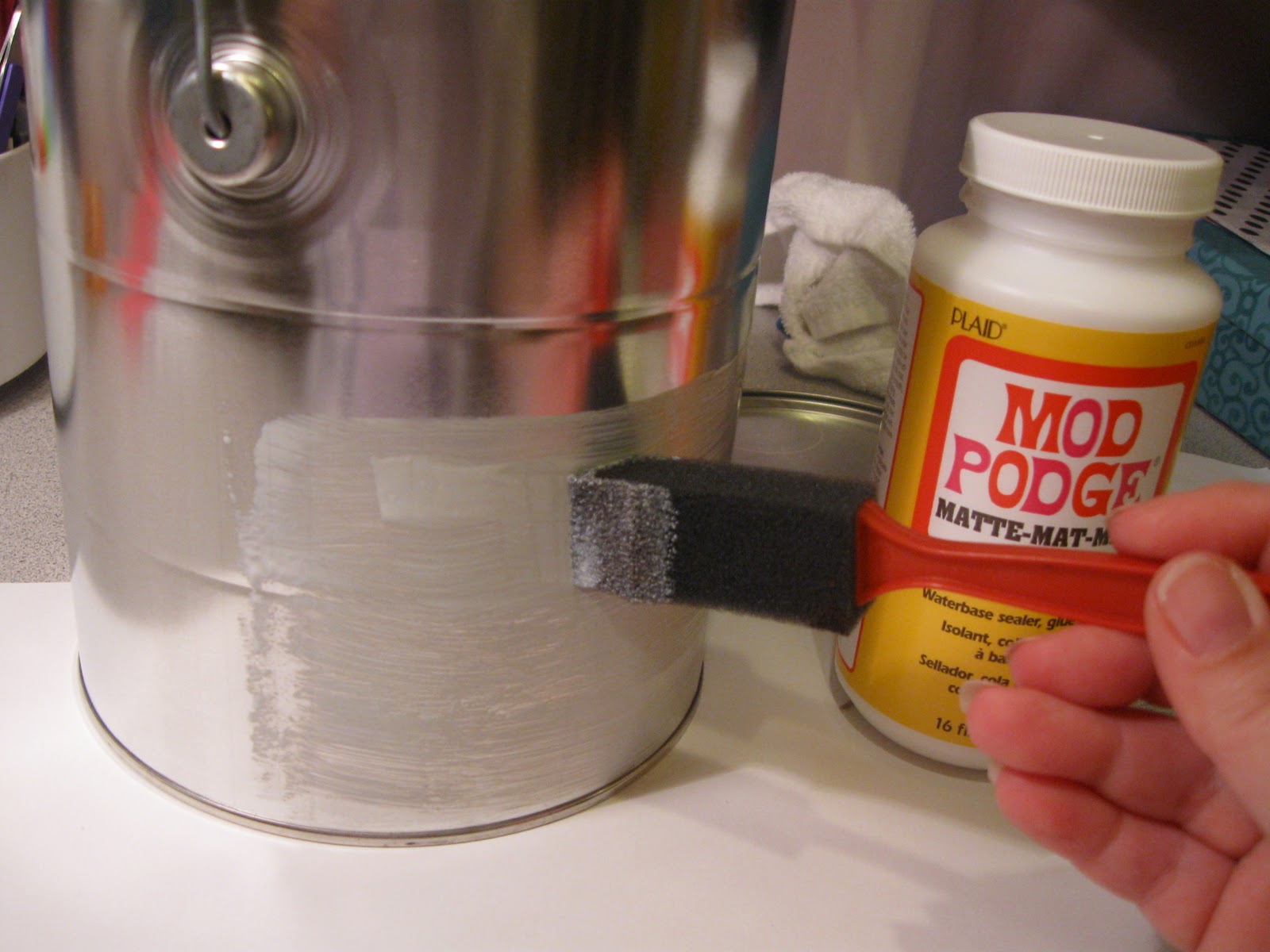 Glue the paper to the can lid the same way, smooth away the bubbles ...