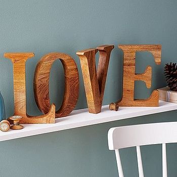 Decorar con letras un estante