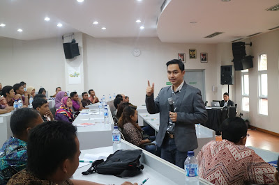 edvan m kautsar, bedah buku motivasi, motivator, motivator bisnis, motivator entrepreneur, motivator mahasiswa, Motivator Muda, motivator nasional, motivator politeknik, motivator sulawesi, motivator terbaik, buku motivasi terbaik, buku motivasi, motivator smart fm