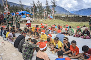  Warga Kampung Eronggobak Rayakan Natal di Pos Satgas TNI Yonif 300 Siliwangi