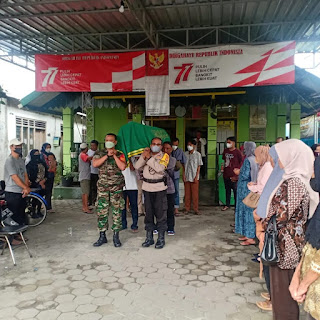 Bhabinkamtibmas dan Babinsa Kelurahan Ngampilan Takziah ke Rumah Duka Warga