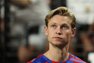 Manchester United still in for De Jong even though the player insisted to stay at Barcelona